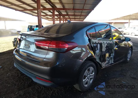 2017 Kia Forte Lx z USA, uszkodzony, nr VIN 3KPFK4A77HE141447